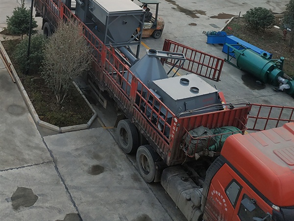 一整套平台式干粉生产线设备装车发往西安