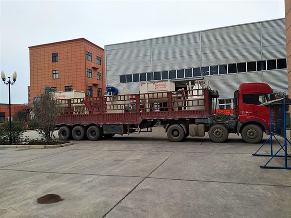 一整套平台式干粉生产线设备装车发往南昌