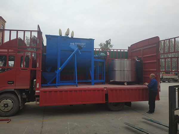 一整套简易干粉生产线设备装车发往甘肃